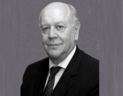 Imagem em preto e branco. Em foco, em meio corpo, Prof. Dr. Oswaldo da Rocha Grassiotto.