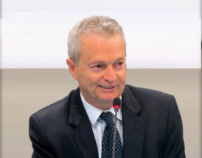 Em foco, em meio corpo, Prof. Dr. Manoel Barros Bertolo.